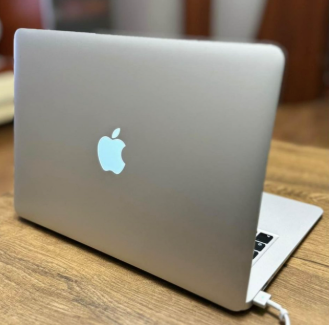 MacBook Air (13-inch, 2017) - 3