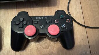 Predám PlayStation 3 + 2 ovládače (kompletný set) - 3