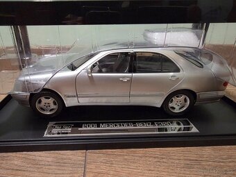 Mercedes Benz E320 W210 E-Klasse Model 1:18 - 3