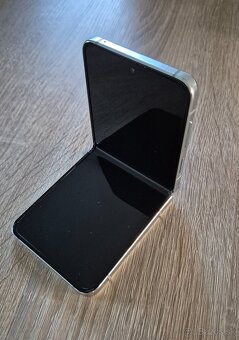 Predám Samsung Z flip 5, 8gb/512gb, zelený - 3