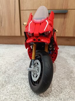 LEGO Technic Ducati Panigale V4 (42107) – kompletný model - 3