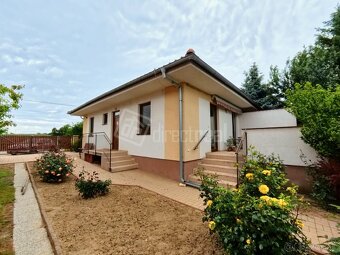 Útulný zariadený bungalov s nádherným pozemkom - 3