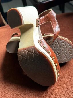 nové drevákové sandálky UGG veľ. 36 - 3