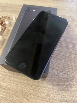 Apple iPhone 8 / 64GB Black / TOP stav - 3