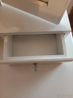 Kozmetický stolík krásny - 3