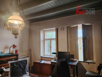 PREDAJ pekný historický dom v obci Vlkas. Pozemok 3575 m2. - 3