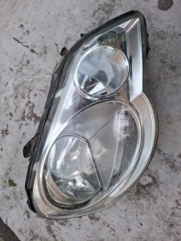 Predné svetlá Volkswagen Polo Niektoré držiaky sú oblamané - 3