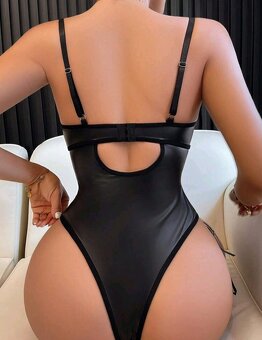Čierne body z čipky aj s podväzkami - 3