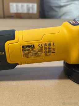 Uhlová brúska Dewalt s reguláciou otáčok - 3