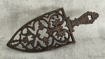 Krásná stará zdobená podložka pod starou žehličku. - 3