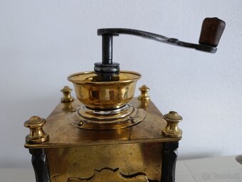 Krásný starožitný mlyncek na kavu, ručně kované sloupky. - 3