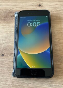 iPhone 8 Plus 64GB - 3