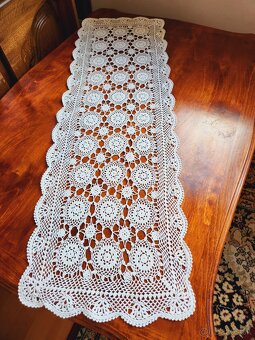 Krásna biela háčkovaná štóla s kolieskami 30x88 - 3