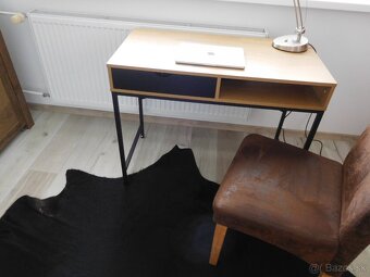 Písací stol, čalunené stoličky, koža hovazia na zem, - 3