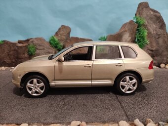 Prodám model 1:18 Porsche cayenne turbo - 3