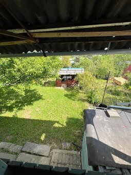 Ponúkam na predaj záhradu s drevenou chatkou a dreveným altá - 3