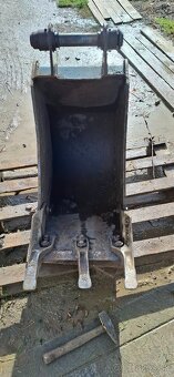 Predám lyžice na JCB,40 a 60 + kapota - 3