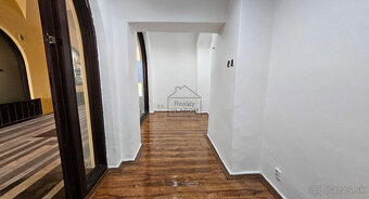⭐ Kancelária či malý obchod na prízemí, plocha 12 m2. - 3