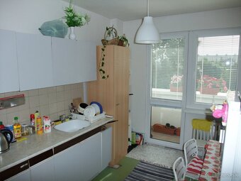 prenajmem samostatnu izbu v 3 izbovom byte - 3