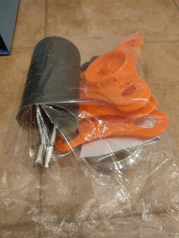 Zatavovací stroj na uzavírání kelímků do gastro provozu - 3