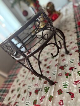 Kovový stojan na kvety – dekoratívny stolček - 3