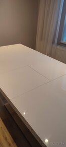Biely, lesklý, rozkladací jedálenský stôl - 3
