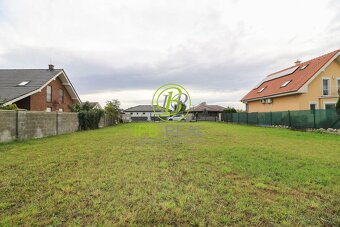 Stavebný pozemok pri jazere so súkromným prístupom k vode v - 3