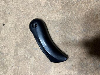 Predám páčku prednej kapoty BMW e60 e61 pred fl z UK auta.. - 3