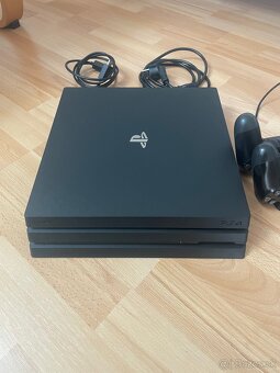 PS4 Pro + 2 ovládače + hry - 3