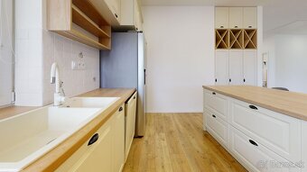 NA PREDAJ Moderný 4-izbový rodinný dom v tichej lokalite - 3