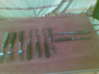 Predám tieto staré vidličky a+ nože v Bratislave a okolí - 3