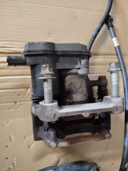 Zadný brzdový strmeň Hyundai tucson NX4 - 3