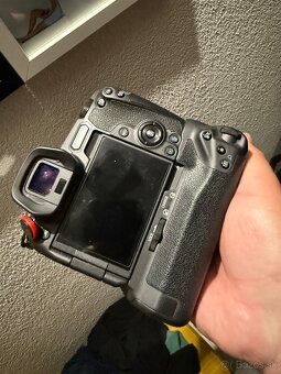 Canon Eos R - 3
