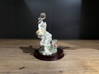 Keramická soška na drevenom podstavci - vintage dekorácia - 3