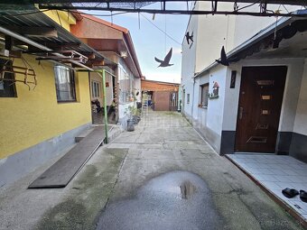 Dva rodinné domy v spoločnom dvore na pozemku 961 m2 - 3