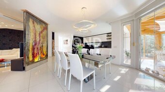 Priestranný 6-izbový rodinný dom so záhradou a bazénom v Str - 3