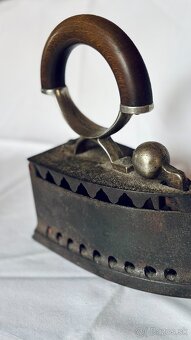 Starožitná žehlička na drevené uhlie - 3