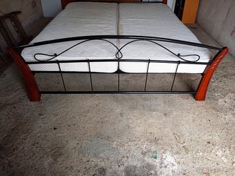 Čierna kovová posteľ s matracmi - 3