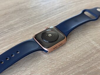 Apple Watch SE 40mm – Rose Gold s modrým náramkom - 3