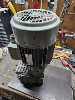 Predám elektromotor s prevodovkou 1.1kw - 3