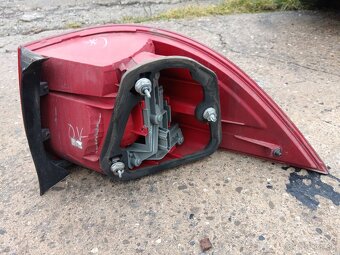 Predam zadne svetla na vw golf 5 combi - 3