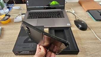 Rozbitý Samsung Galaxy Z Fold 3 na diely - 3