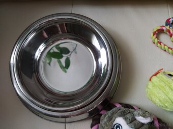 Nerezové misky pre psa + 4 nové hračky (osobný odber) - 3