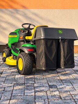 John Deere S240 – záhradný traktor - 3
