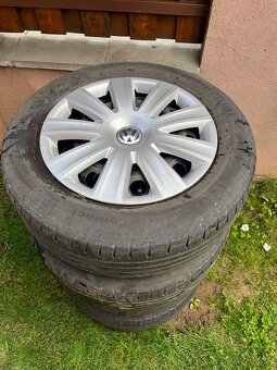 Predám plechové disky 205/60 R16 s original VW puklicami - 3
