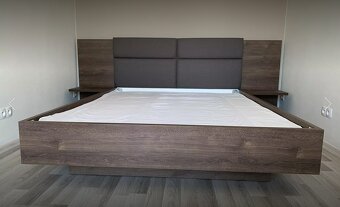 Nová designová postel, 2x noční  stolek, rošty a madrace - 3