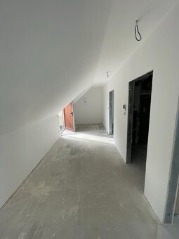 2 izbový podkrovný byt na Kostolnom námestí - 3