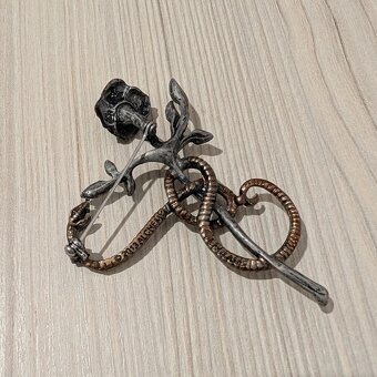 Vintage gotická brošňa Alchemy – ruža a had, ručná práca z A - 3