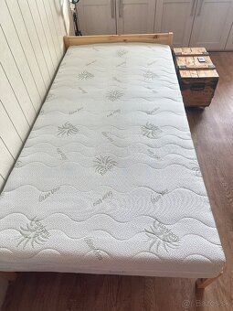 Drevena posteľ s matracom - 3
