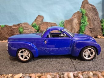 Prodam model 1:18 chevrolet SSR - 3
